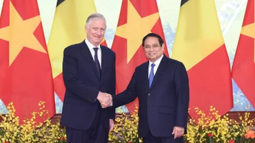 Thủ tướng Chính phủ Phạm Minh Chính và Nhà vua Bỉ Philippe. (Ảnh: TRẦN HẢI)