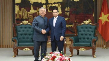 Thủ tướng Phạm Minh Chính và Người đứng đầu Cộng hòa Tatarstan, Liên bang Nga R.N. Minnikhanov. (Ảnh: TRẦN HẢI)