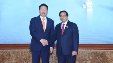 Thủ tướng Phạm Minh Chính và Chủ tịch Tập đoàn SK Chey Tae-won. (Ảnh: TRẦN HẢI)