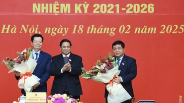 Thủ tướng Phạm Minh Chính tặng hoa chúc mừng 2 Phó Thủ tướng Chính phủ Nguyễn Chí Dũng và Mai Văn Chính vừa được phê chuẩn bổ nhiệm. (Ảnh: TRẦN HẢI)