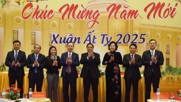 Thủ tướng Phạm Minh Chính với lãnh đạo Ngân hàng Nhà nước Việt Nam (Ảnh: TRẦN HẢI).
