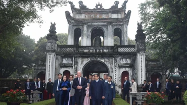 Thủ tướng Phạm Minh Chính và Thủ tướng New Zealand Christopher Luxon thăm Văn Miếu-Quốc Tử Giám. (Ảnh: TRẦN HẢI)