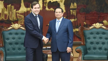 Thủ tướng Chính phủ Phạm Minh Chính và ông Benjamin Dousa, Bộ trưởng Hợp tác phát triển quốc tế và Ngoại thương Thụy Điển. (Ảnh: TRẦN HẢI)