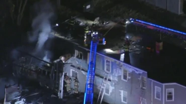 Lực lượng cứu nạn làm việc tại hiện trường. (Ảnh: Nbcboston)