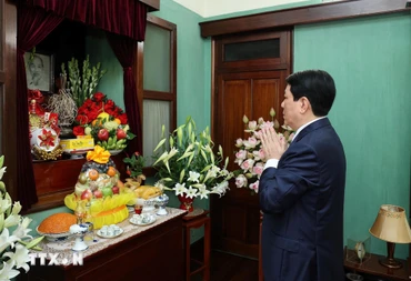 Chủ tịch nước Lương Cường dâng hương tưởng niệm Chủ tịch Hồ Chí Minh tại Nhà 67. (Ảnh: Lâm Khánh/TTXVN)