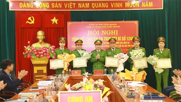 Đại tá Nguyễn Thành Chung, Phó Giám đốc Công an tỉnh Tuyên Quang trao Bằng khen của Bộ trưởng Công an cho các tập thể, cá nhân có thành tích xuất sắc đột xuất trong đấu tranh chuyên án 124M.