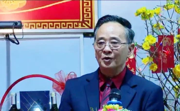 Ông Châu Văn Chi chúc Tết bà con cộng đồng. (Ảnh: Sơn Xinh)