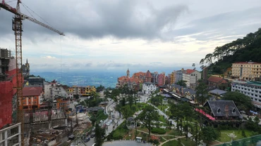Nhiều ngân hàng đã triển khai các gói vay mua nhà, đầu tư bất động sản với lãi suất hấp dẫn. (Ảnh: THẾ KHẢI)