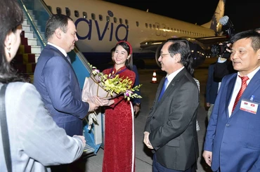 Bộ trưởng Khoa học và Công nghệ Huỳnh Thành Đạt đón Thủ tướng Cộng hòa Belarus Roman Golovchenko. (Ảnh: Minh Đức/TTXVN)