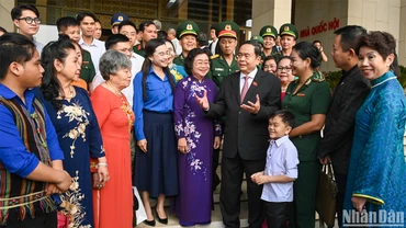 Chủ tịch Quốc hội Trần Thanh Mẫn gặp mặt các tập thể, cá nhân nhận Giải thưởng Vừ A Dính, nhân kỷ niệm 25 năm ngày thành lập Quỹ học bổng Vừ A Dính, 15 năm Giải thưởng Vừ A Dính, ngày 16/10/2024. (Ảnh: DUY LINH)