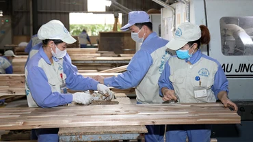 Công nhân Công ty Cổ phần Woodsland Tuyên Quang sản xuất đồ gỗ xuất khẩu. 