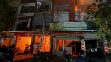 Vụ cháy lan ra nhiều nhà dân.