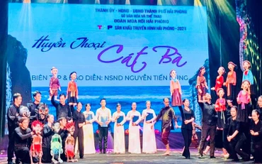 Vở rối Huyền thoại Cát Bà lưu diễn phục vụ nhân dân.