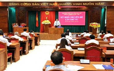 Phó Chủ tịch Hội đồng nhân dân tỉnh Đắk Lắk Trần Phú Hùng phát biểu tại kỳ họp.