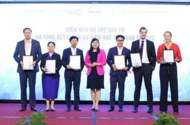 Trao Kỷ niệm chương cho các diễn giả tham gia.