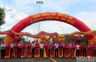Lãnh đạo, nguyên lãnh đạo Trung ương và tỉnh Long An qua các thời kỳ cắt băng khánh thành cầu Cần Giuộc.