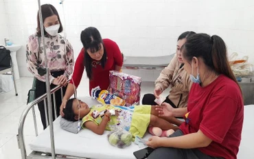  Bé Lầu Y Dĩnh đang được chăm sóc tại Trung tâm y tế huyện Đồng Phú, Bình Phước.