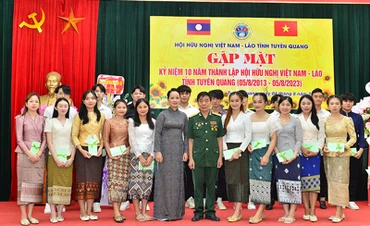 Tặng quà cho các sinh viên Lào đang học tập tại Trường Đại học Tân Trào tham gia lễ kỷ niệm 10 năm ngày thành lập Hội.