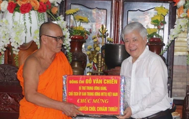 Đồng chí Đỗ Văn Chiến thăm, chúc mừng Hội Đoàn kết sư sãi yêu nước tỉnh Bạc Liêu.