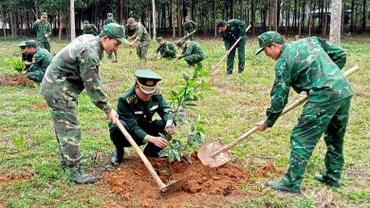 Bộ đội Biên phòng Thanh Hóa trồng cây đời đời nhớ ơn Bác Hồ.