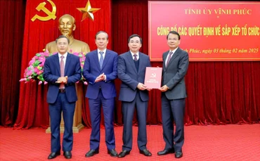 Bí thư Tỉnh ủy Đặng Xuân Phong trao Quyết định về thành lập Đảng bộ Các cơ quan Đảng tỉnh Vĩnh Phúc trực thuộc Tỉnh ủy.