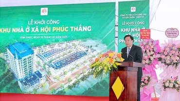 Chủ tịch Ủy ban nhân dân tỉnh Trần Duy Đông phát biểu ý kiến.