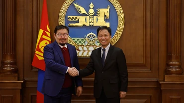 Chủ tịch Quốc hội Mông Cổ Gombojav Zandanshatar tiếp Đại sứ Việt Nam tại Mông Cổ Doãn Khánh Tâm. Ảnh do Đại sứ quán Việt Nam tại Mông Cổ cung cấp 