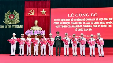 Đại tá Phạm Kim Đĩnh, Giám đốc Công an tỉnh Tuyên Quang trao quyết định điều động, bố trí, sắp xếp cho các đồng chí nhận nhiệm vụ mới.