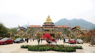 Thiền viện Trúc Lâm Chính pháp Tuyên Quang thu hút du khách thập phương đến vãn cảnh, chiêm bái dịp đầu năm.