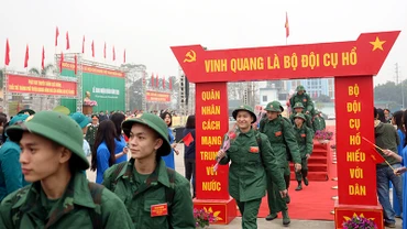Thanh niên Tuyên Quang hăng hái lên đường nhập ngũ.