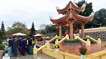 Các đồng chí lãnh đạo tỉnh Tuyên Quang dâng hương, dâng hoa tại di tích địa điểm thành lập Chi bộ Mỏ Than.