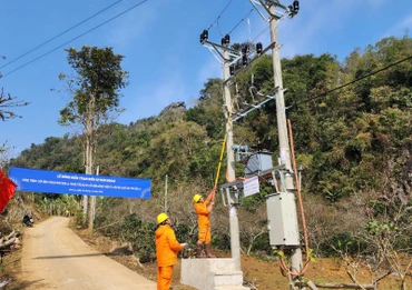Tổ chức đóng điện giúp 45 hộ bản Ngoại được sử dụng điện an toàn.