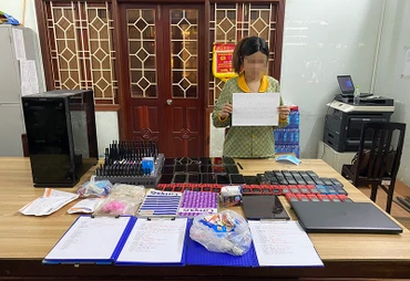 Đối tượng H.T.B.V trú tại thành phố Quy Nhơn, tỉnh Bình Định, mắt xích quan trọng trong đường dây lừa đảo cùng tang vật thu giữ được tại cơ quan điều tra.