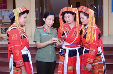 Cán bộ công an hướng dẫn người dân đăng ký định danh điện tử.