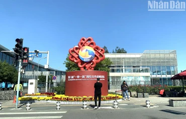 Bên ngoài Trung tâm Hội nghị tổ chức Diễn đàn cấp cao hợp tác quốc tế "Vành đai và Con đường" lần thứ 3 năm 2023. (Ảnh: HỮU HƯNG)