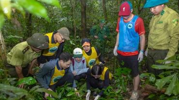 Du khách tham gia tour “Về nhà” tại Vườn quốc gia Cúc Phương.