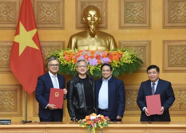 Thủ tướng Phạm Minh Chính và ông Jensen Huang chứng kiến lễ ký thoả thuận hợp tác giữa Chính phủ Việt Nam với Tập đoàn NVIDIA (Ảnh: Trần Hải). 