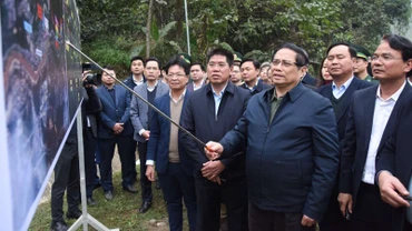 Thủ tướng Phạm Minh Chính cho ý kiến chỉ đạo về phương án đầu tư tuyến đường sắt Lào Cai - Hà Nội - Hải Phòng (Ảnh: TRẦN HẢI). 