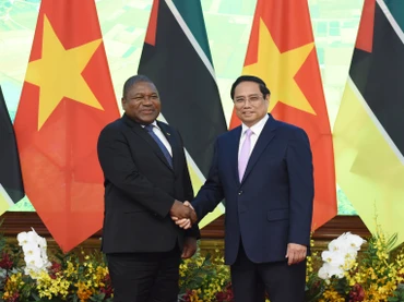 Thủ tướng Phạm Minh Chính và Tổng thống Cộng hòa Mozambique Filipe Jacinto Nyusi. (Ảnh: TRẦN HẢI)