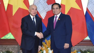Thủ tướng Chính phủ Phạm Minh Chính và Quốc vương Campuchia Norodom Sihamoni (Ảnh: Trần Hải).