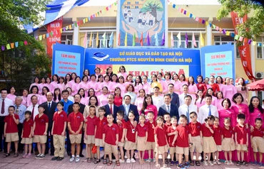 Thủ tướng Phạm Minh Chính với các thầy cô, học sinh Trường PTCS Nguyễn Đình Chiểu. (Ảnh: TRẦN HẢI)