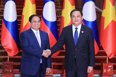 Thủ tướng Phạm Minh Chính và Thủ tướng Lào SonexaySiphandone. (Ảnh: Nhật Bắc VGP)