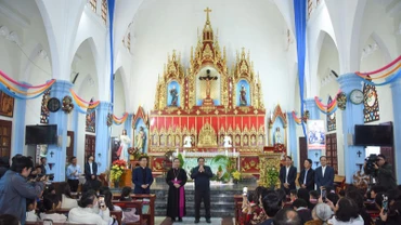 Thủ tướng Phạm Minh Chính nói chuyện với bà con giáo dân Giáo xứ Lào Cai. (Ảnh: TRẦN HẢI)