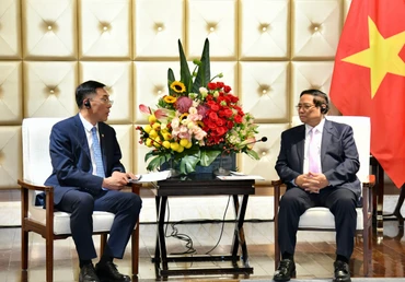 Thủ tướng Phạm Minh Chính tiếp ông Tôn Vinh Khôn, Chủ tịch HĐQT Công ty TNHH Đầu máy và toa xe Đại Liên. (Ảnh: THANH GIANG)