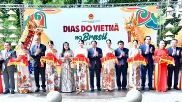 Thủ tướng Phạm Minh Chính và Phu nhân cùng các đại biểu thực hiện nghi thức cắt băng khai trương Ngày Việt Nam tại Brazil. (Ảnh: Thanh Giang)