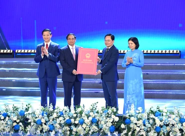 Thủ tướng Phạm Minh Chính trao Quyết định 1589/QĐ-TTg phê duyệt Quy hoạch cho lãnh đạo tỉnh Bắc Ninh (Ảnh: Trần Hải). 