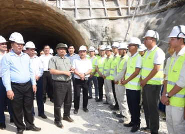 Thủ tướng Phạm Minh Chính thị sát, kiểm tra tiến độ thi công hầm Đông Khê trên tuyến cao tốc Đồng Đăng-Trà Lĩnh. (Ảnh: Trần Hải)