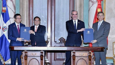 Thủ tướng Phạm Minh Chính và Tổng thống Cộng hòa Dominica Luis Rodolfo Abinader Corona đã chứng kiến lễ ký kết các văn kiện hợp tác và gặp gỡ báo chí sau hội đàm. (Ảnh: THANH GIANG)