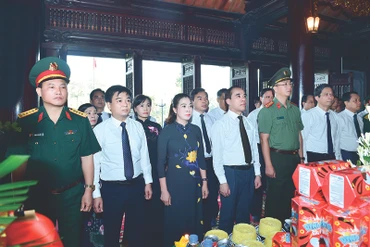 Đoàn đại biểu lãnh đạo tỉnh Tuyên Quang dâng hương, dâng hoa tại Đền thờ Chủ tịch Hồ Chí Minh.