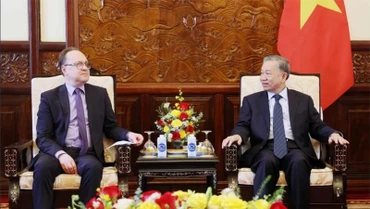 Chủ tịch nước Tô Lâm tiếp Đại sứ Liên bang Nga tại Việt Nam Gennady Bezdetko. (Ảnh: TTXVN)